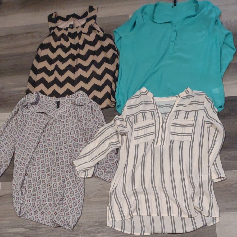 💐Lot Of 4 Dressy Tops (Small & Medium)💐